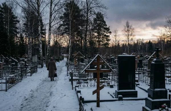 Можно ли ходить на кладбище вечером или после обеда